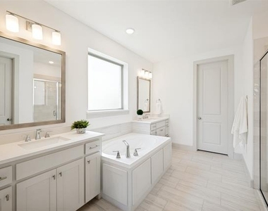 1240 Crescent Lane - Photo Thumbnail 12