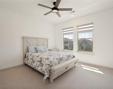1240 Crescent Lane - Photo Thumbnail 19