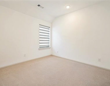 1240 Crescent Lane - Photo Thumbnail 15