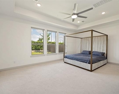 1240 Crescent Lane - Photo Thumbnail 11