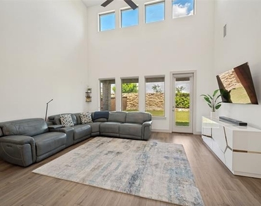 1240 Crescent Lane - Photo Thumbnail 4