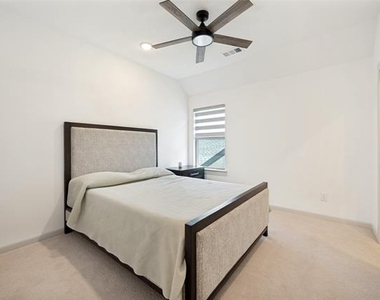 1240 Crescent Lane - Photo Thumbnail 17