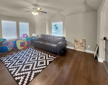 10700 Lariat Trail Drive - Photo Thumbnail 6
