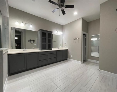 1400 Daisy Corner Drive - Photo Thumbnail 9