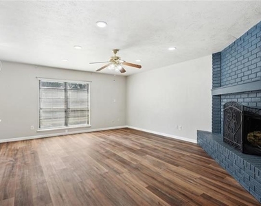 556 Hawthorne Drive - Photo Thumbnail 5