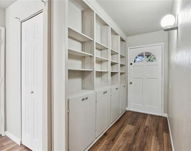 556 Hawthorne Drive - Photo Thumbnail 2