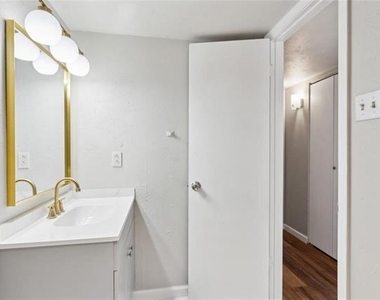 556 Hawthorne Drive - Photo Thumbnail 12