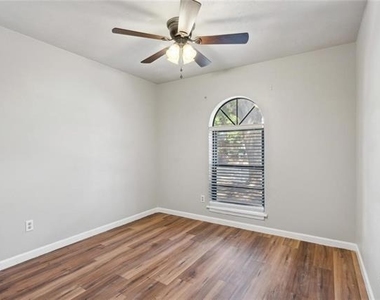 556 Hawthorne Drive - Photo Thumbnail 10