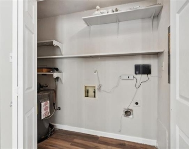 556 Hawthorne Drive - Photo Thumbnail 17