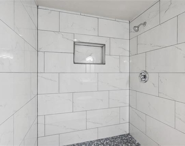 556 Hawthorne Drive - Photo Thumbnail 11