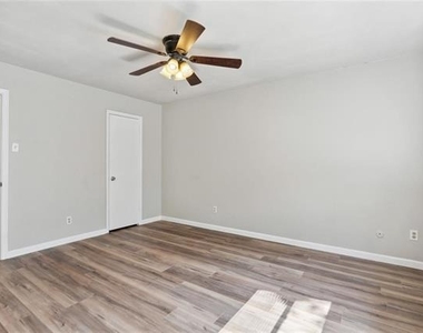556 Hawthorne Drive - Photo Thumbnail 15