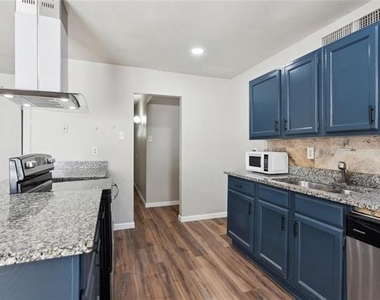 556 Hawthorne Drive - Photo Thumbnail 7