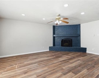 556 Hawthorne Drive - Photo Thumbnail 4