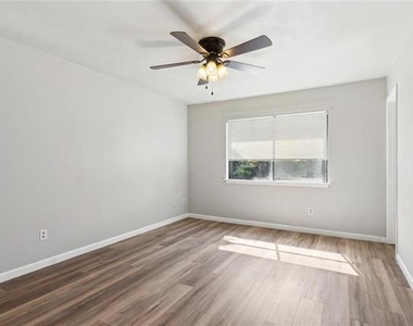 556 Hawthorne Drive - Photo Thumbnail 16