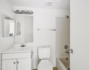 1560 W Sahuaro Drive - Photo Thumbnail 11