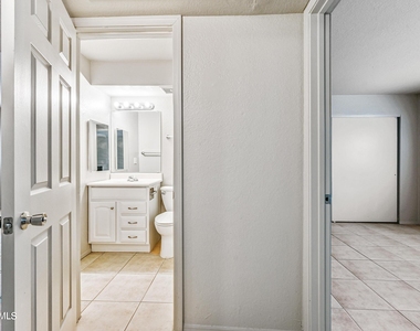 1560 W Sahuaro Drive - Photo Thumbnail 5