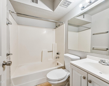 1560 W Sahuaro Drive - Photo Thumbnail 10