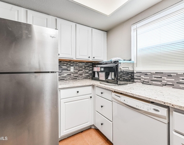 1560 W Sahuaro Drive - Photo Thumbnail 4