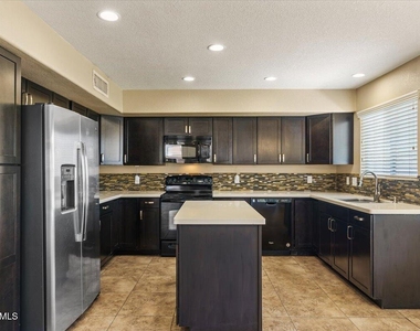 5709 E Gelding Drive - Photo Thumbnail 14