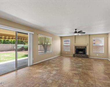 5709 E Gelding Drive - Photo Thumbnail 8