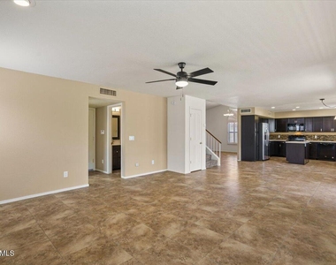 5709 E Gelding Drive - Photo Thumbnail 10