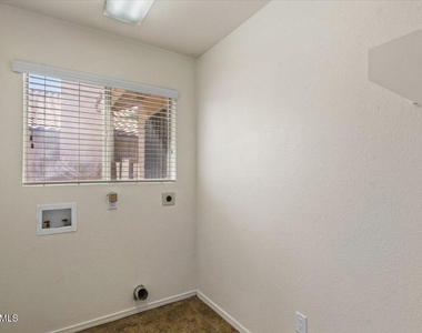 5709 E Gelding Drive - Photo Thumbnail 32