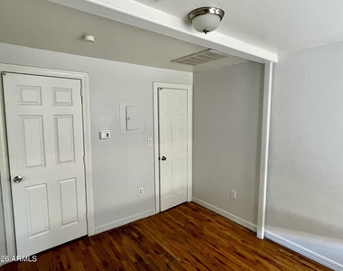 1216 W Roosevelt Street - Photo Thumbnail 5