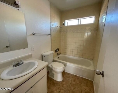 4559 N 26th Drive - Photo Thumbnail 5