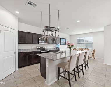 35419 W San Ildefanso Avenue - Photo Thumbnail 7