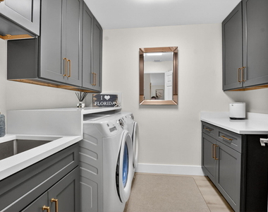 5801 Coach House Circle - Photo Thumbnail 9