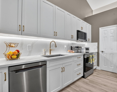 5801 Coach House Circle - Photo Thumbnail 5