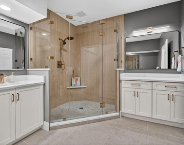 5801 Coach House Circle - Photo Thumbnail 13