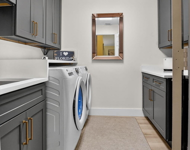 5801 Coach House Circle - Photo Thumbnail 8