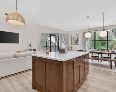 5801 Coach House Circle - Photo Thumbnail 7