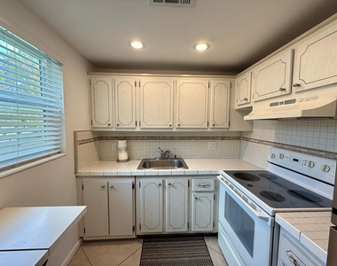 316 Markham - Photo Thumbnail 8