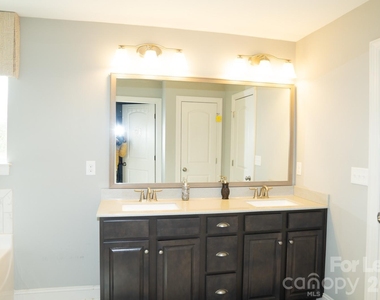 7082 Founders Way - Photo Thumbnail 3