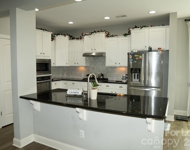 7082 Founders Way - Photo Thumbnail 14