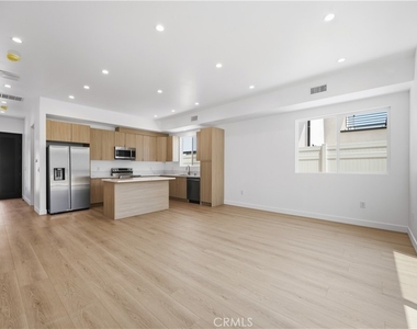 10053 Amestoy Avenue - Photo Thumbnail 3