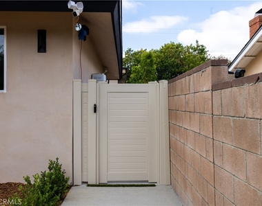 10053 Amestoy Avenue - Photo Thumbnail 14