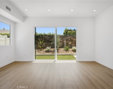 10053 Amestoy Avenue - Photo Thumbnail 10