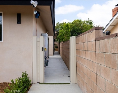 10053 Amestoy Avenue - Photo Thumbnail 15