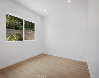 10053 Amestoy Avenue - Photo Thumbnail 6