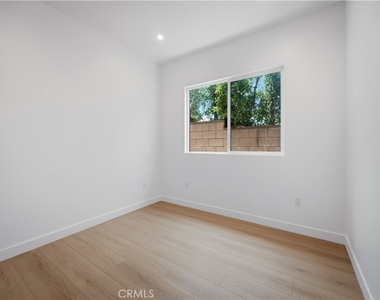 10053 Amestoy Avenue - Photo Thumbnail 11