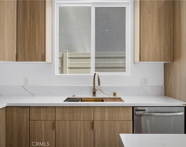10053 Amestoy Avenue - Photo Thumbnail 4