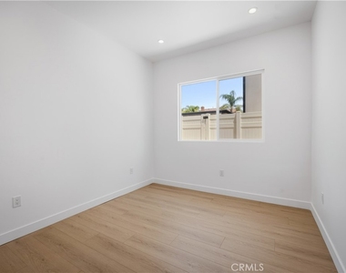 10053 Amestoy Avenue - Photo Thumbnail 8