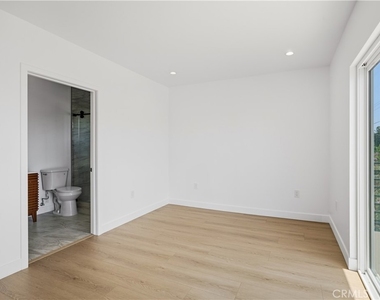 10051 Amestoy Avenue - Photo Thumbnail 4