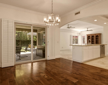 664 S Mansfield Avenue - Photo Thumbnail 5