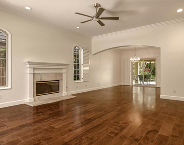 664 S Mansfield Avenue - Photo Thumbnail 4