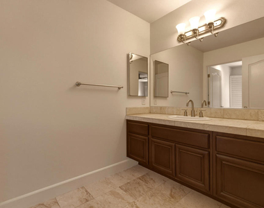 664 S Mansfield Avenue - Photo Thumbnail 16