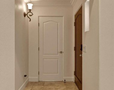 664 S Mansfield Avenue - Photo Thumbnail 2